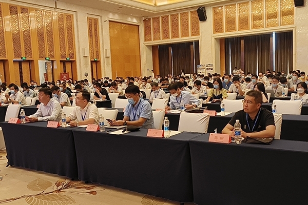 參會人員認(rèn)真聆聽