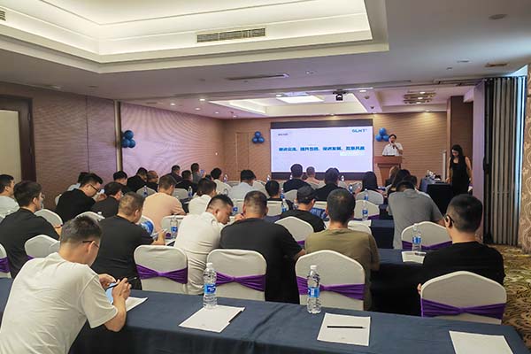 與新老客戶交流