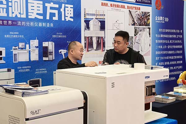 為來賓介紹創想儀器優質產品