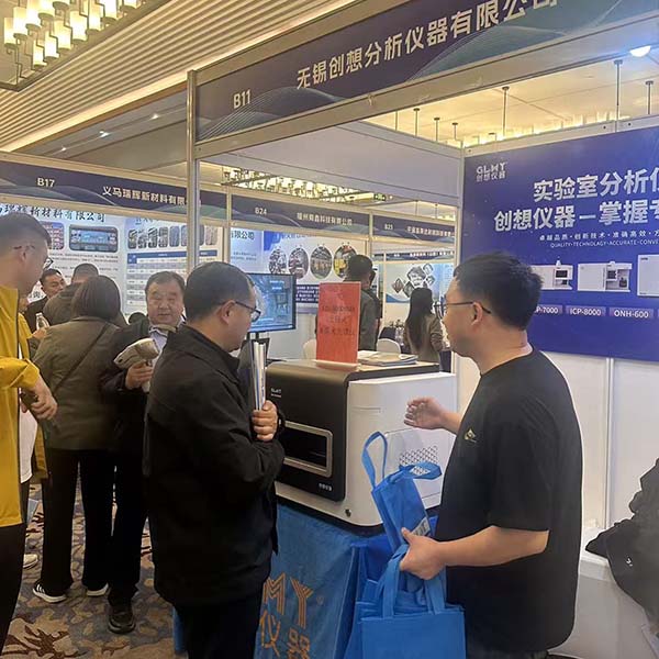 為來賓們介紹創想儀器