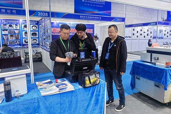 創(chuàng)想儀器演示手持式光譜儀