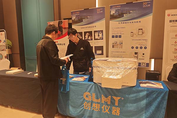 為來賓介紹創(chuàng)想儀器產(chǎn)品